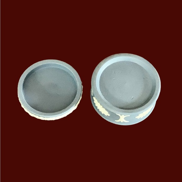 🚩SOLD🚩 Wedgewood Collector’s Trinket Box - Blue Jasperware - Vintage - Picture 7 of 11